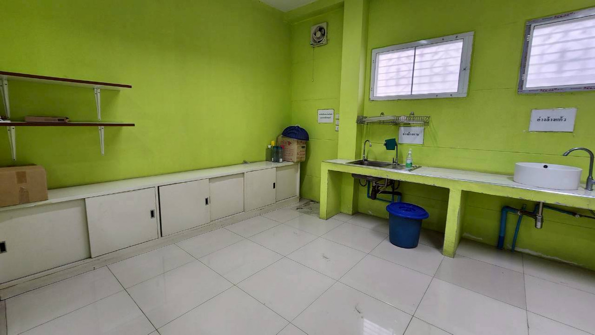Commercial building for sale, 4 floors, 2 double rooms, Phraya Satcha Road, Muang, Chonburi. Loading...