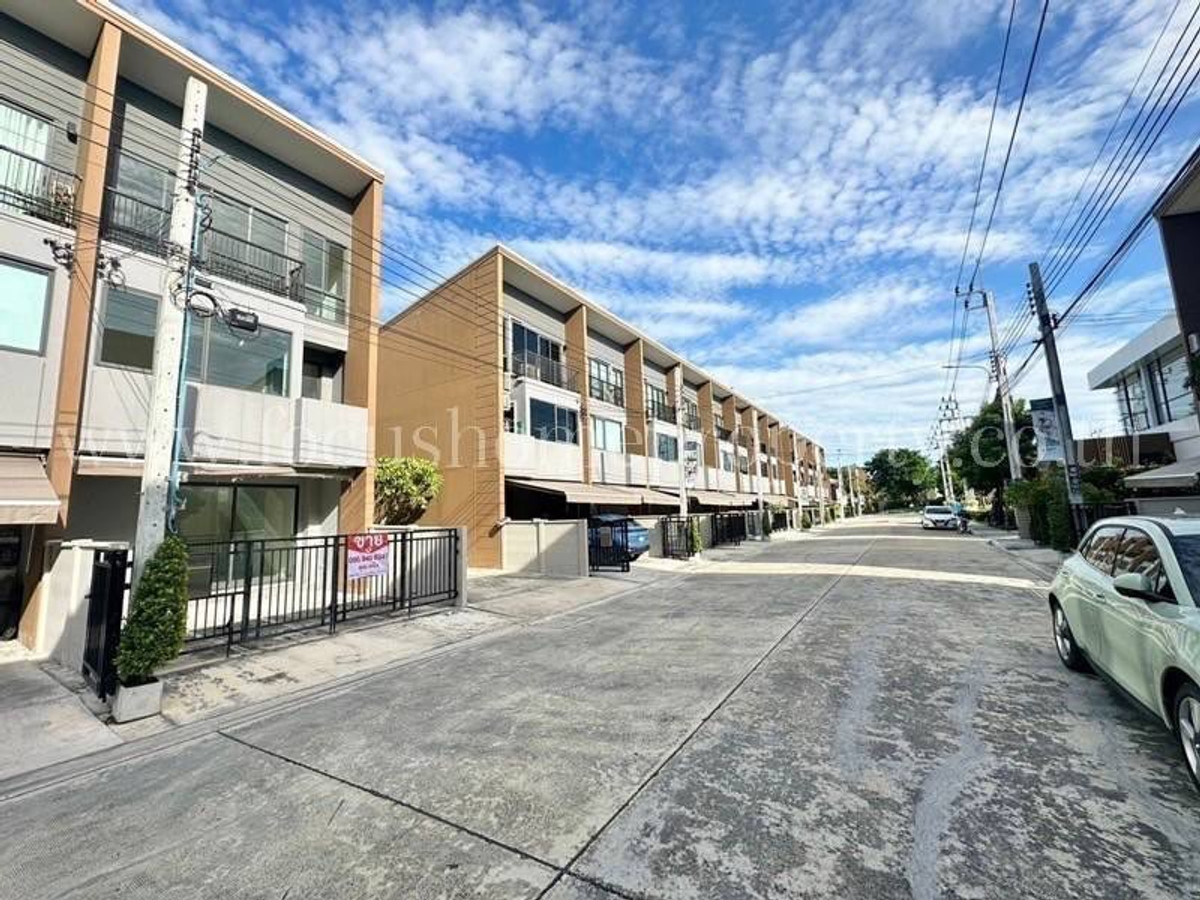 ขาย 🏢 ทาวน์โฮม 3 ชั้นหลังริม สภาพใหม่ไม่เคยเข้าอยู่  โครงการ บ้านกลางเมือง สุขุมวิท-อ่อนนุช  Loading...