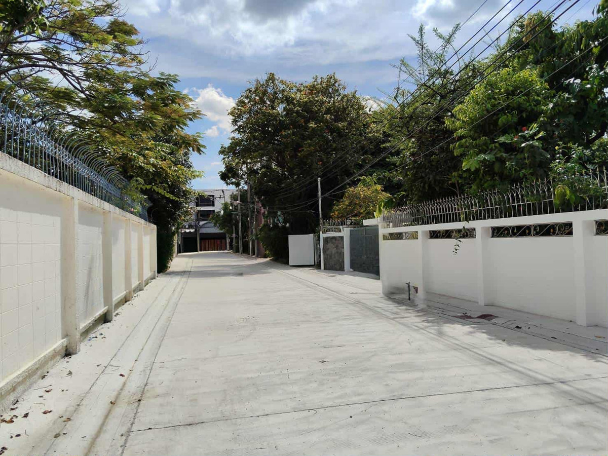 House for sale along Ekkamai-Ramindra Expressway, 2-story detached house (nice location), area 1-0-0 rai, usable area 1,000 sq m., 4 bedrooms, 4 bathrooms, has a very large private garden. Loading...