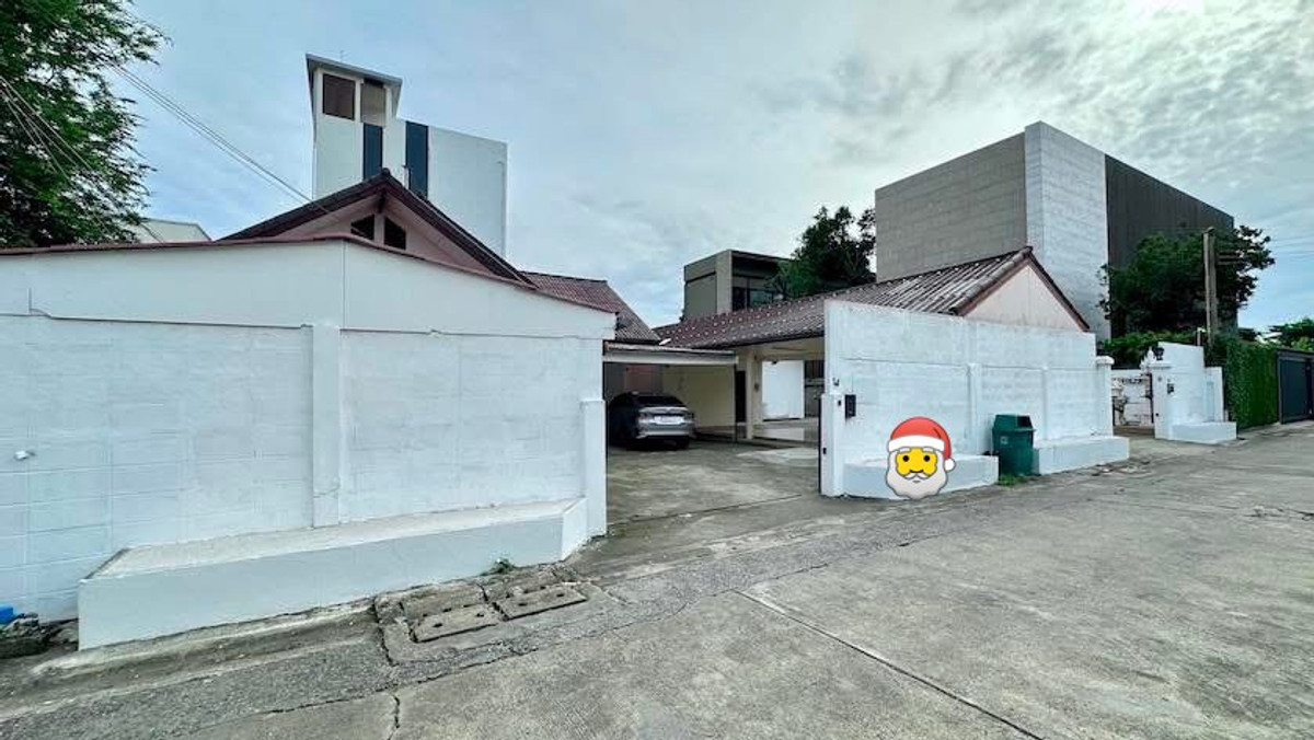 For RentHouseChokchai 4, Ladprao 71, Ladprao 48, : ✨ 1-story detached house for rent, Lat Phrao 71–Soi Nakniwat 39, 9 bedrooms, 6 bathrooms, total area 220 sq m (largest plot in the zone), connected to many routes.