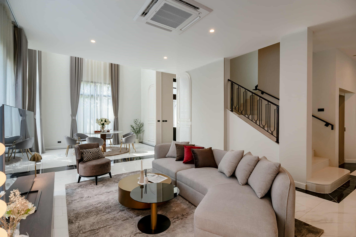 For rent: Cinq Royal Krungthep Kreetha, a luxurious 3-story house with a private elevator, area 120 sq m, usable area 705 sq m, 5 bedrooms, 6 bathrooms, parking for 4 cars, fully furnished, ready to move in. Loading...