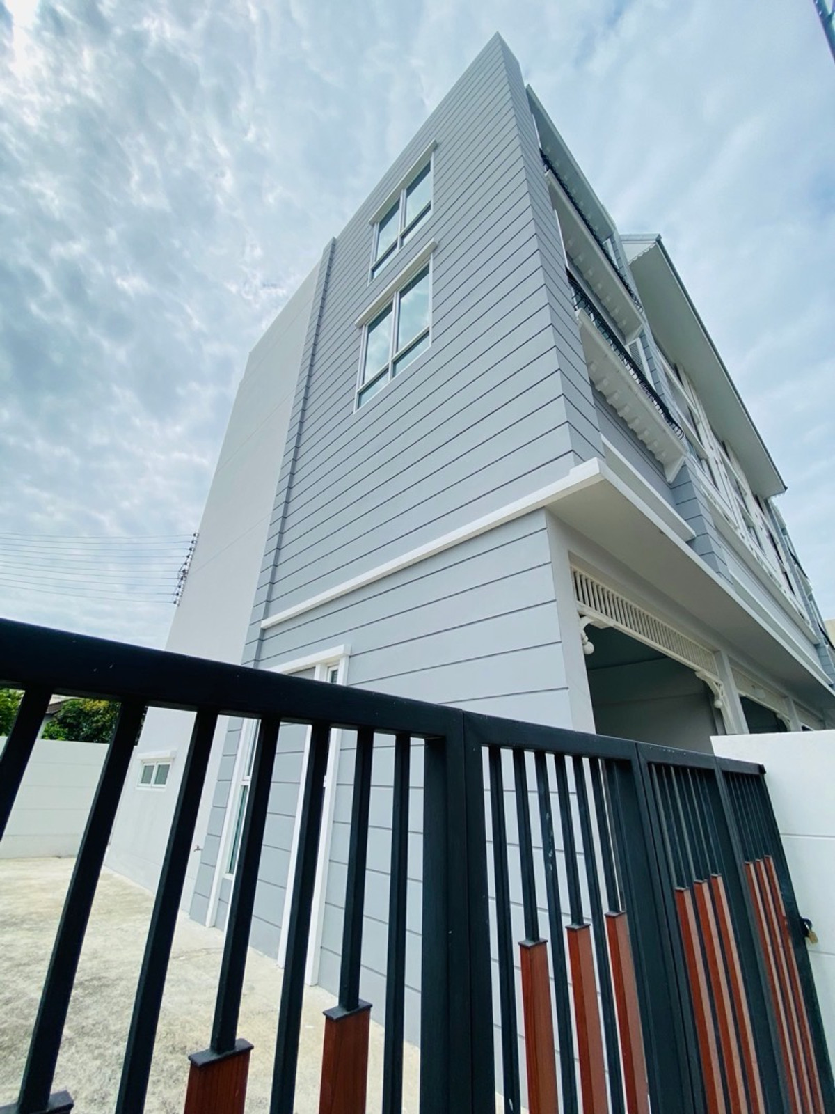 ให้เช่าทาวน์โฮมบางนา แบริ่ง ลาซาล : ซอยลาซาล24-แบริ่ง13 ให้เช่า ทาวน์โฮม 3.5 ชั้น 3จอดรถ  2ห้องนอน 3ห้องน้ำ