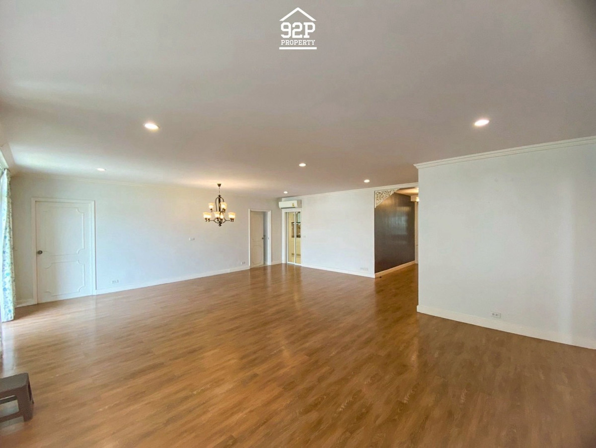 วิวสนามบิน คอนโด รอยัล คาสเทิล พัฒนาการ 30 (Royal Castle Pattanakarn 30) คอนโดห้องใหญ่ ระเบียงกว้าง ใกล้เมือง Loading...