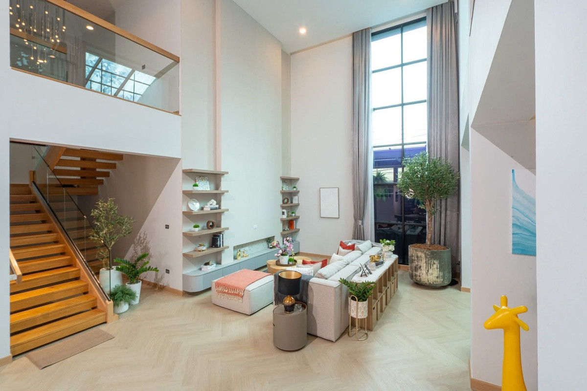 For SaleHouseSukhumvit, Asoke, Thonglor : 📢👇 Luxurious 3-story detached house with a private swimming pool, located in the heart of Bangkok yet in a peaceful and quiet area. Perfect for large families seeking privacy, with convenient access to multiple routes across the city.