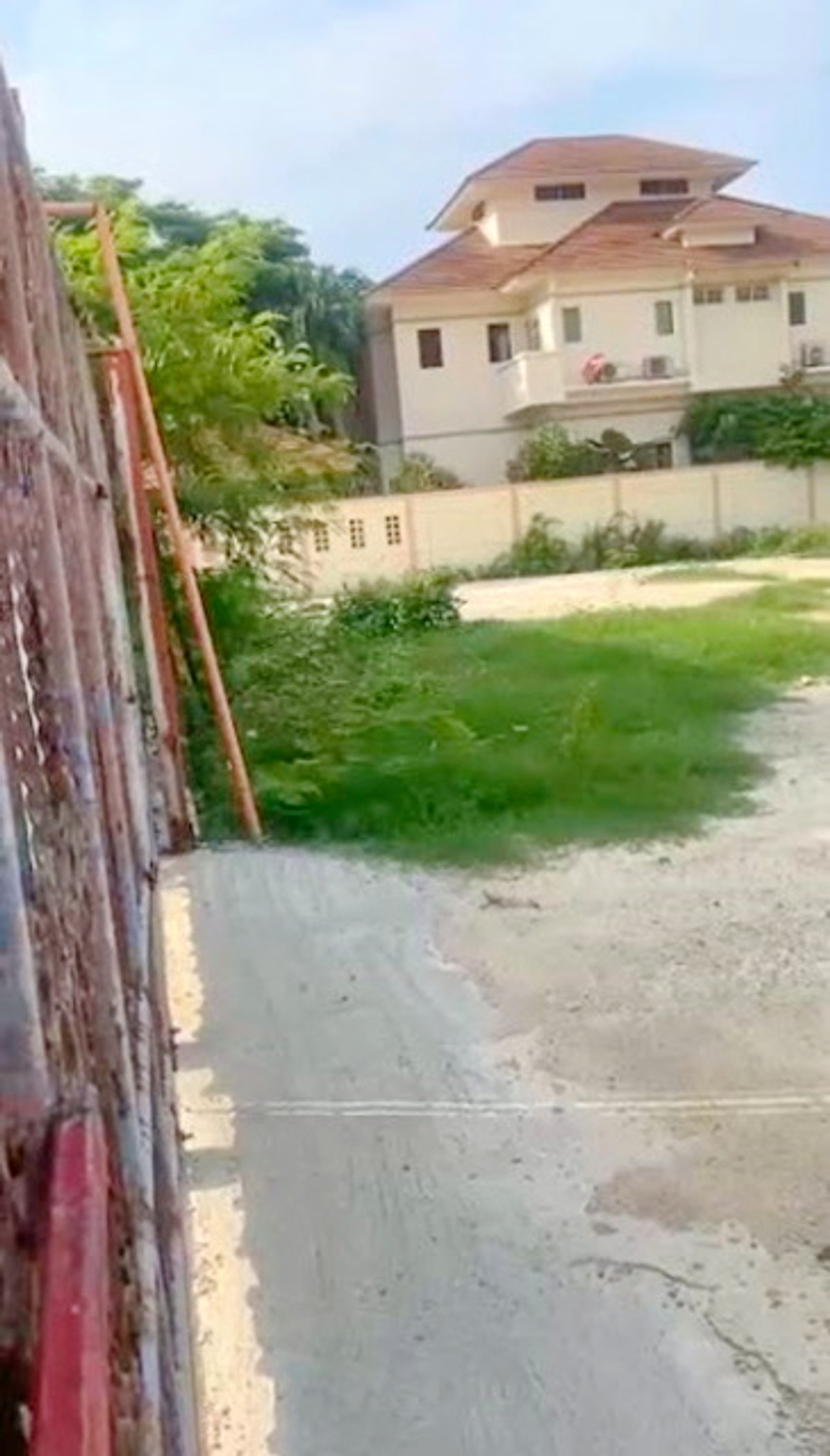 หลังเซ็นทรัล บางนา โลตัส อุดมสุข40-44 พร้อมล้อมรั้วบางนา-ตราด17-21 700ม. 350 ม. ให้เช่า ที่ดิน 265 ตร.วา 1060 ตรม. Loading...