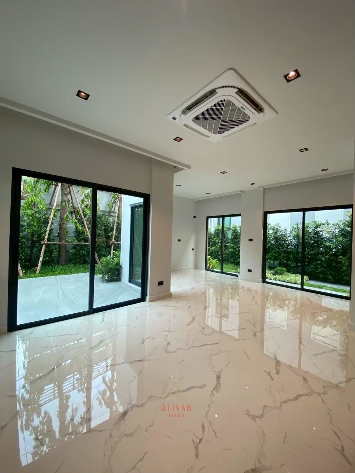 บ้านพระราม 9 เพชรบุรีตัดใหม่ RCA : RH101425 ขาย/ให้เช่า ทาวน์โฮม 4ชั้น พร้อมลิฟต์ at 89 Residence Ratchada-Rama 9 ใกล้ MRT ศูนย์วัฒธรรม