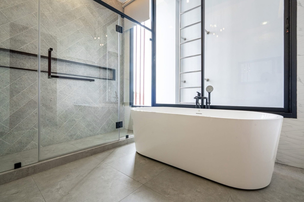 For SaleHouseSukhumvit, Asoke, Thonglor : 📢👇 Luxurious 3-story detached house with a private swimming pool, located in the heart of Bangkok yet in a peaceful and quiet area. Perfect for large families seeking privacy, with convenient access to multiple routes across the city.