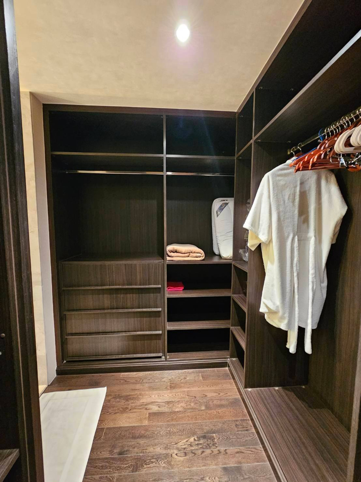 ขาย/ให้เช่า Hansar Rajdamri – 138 ตร.ม., 2 ห้องนอน 2 ห้องน้ำ💰 เช่า 120,000บาท/เดือน (ต่อรองได้) Loading...