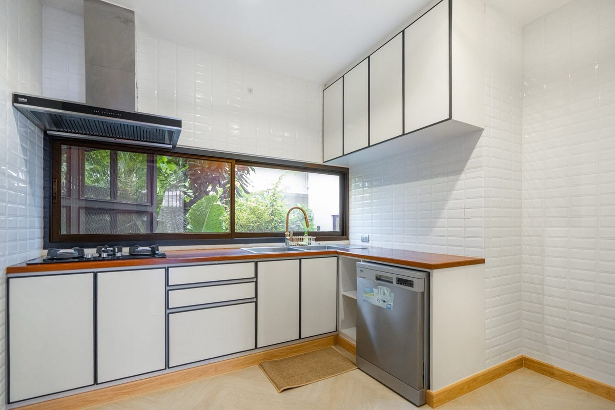 For SaleHouseSukhumvit, Asoke, Thonglor : 📢👇 Luxurious 3-story detached house with a private swimming pool, located in the heart of Bangkok yet in a peaceful and quiet area. Perfect for large families seeking privacy, with convenient access to multiple routes across the city.