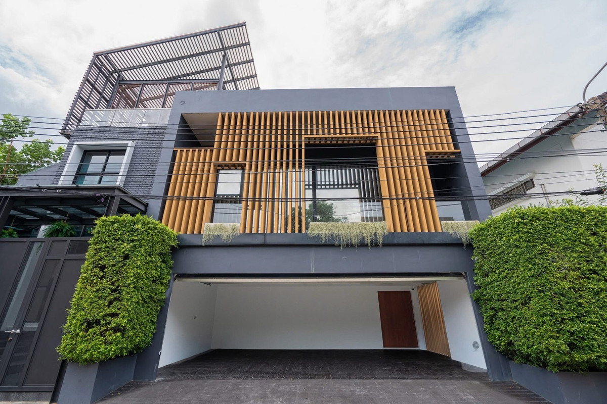 For SaleHouseSukhumvit, Asoke, Thonglor : 📢👇 Luxurious 3-story detached house with a private swimming pool, located in the heart of Bangkok yet in a peaceful and quiet area. Perfect for large families seeking privacy, with convenient access to multiple routes across the city.