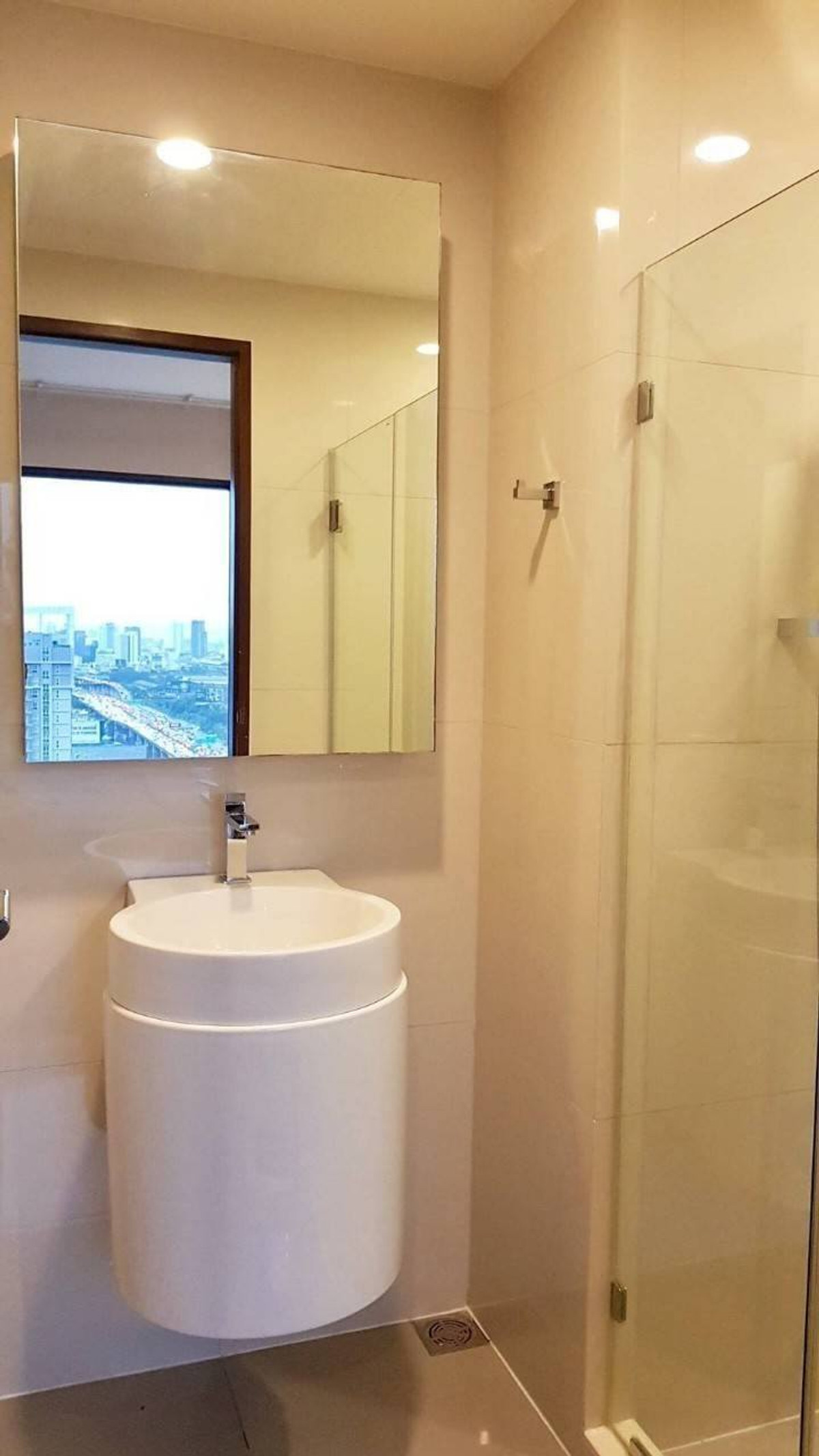 เช่า - Rhythm Asoke1, 2 bedrooms # Swimming pool view# 300 m. to Rama9 MRT# Loading...
