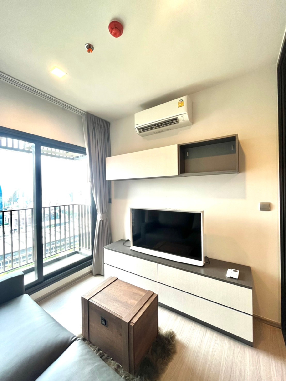 (for rent) Life Asoke Hype เพียง 300 เมตร จาก MRT พระราม 9 Loading...