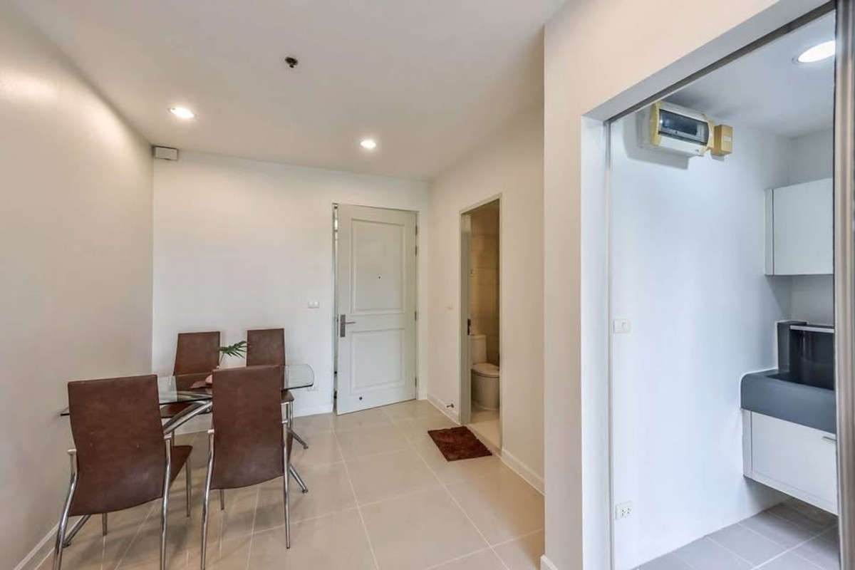 For RentCondoWongwianyai, Charoennakor : Long-term contract, negotiable - newly renovated room Q.House Sathorn 2beds 2baths, corner room, project next to BTS 0 meters.