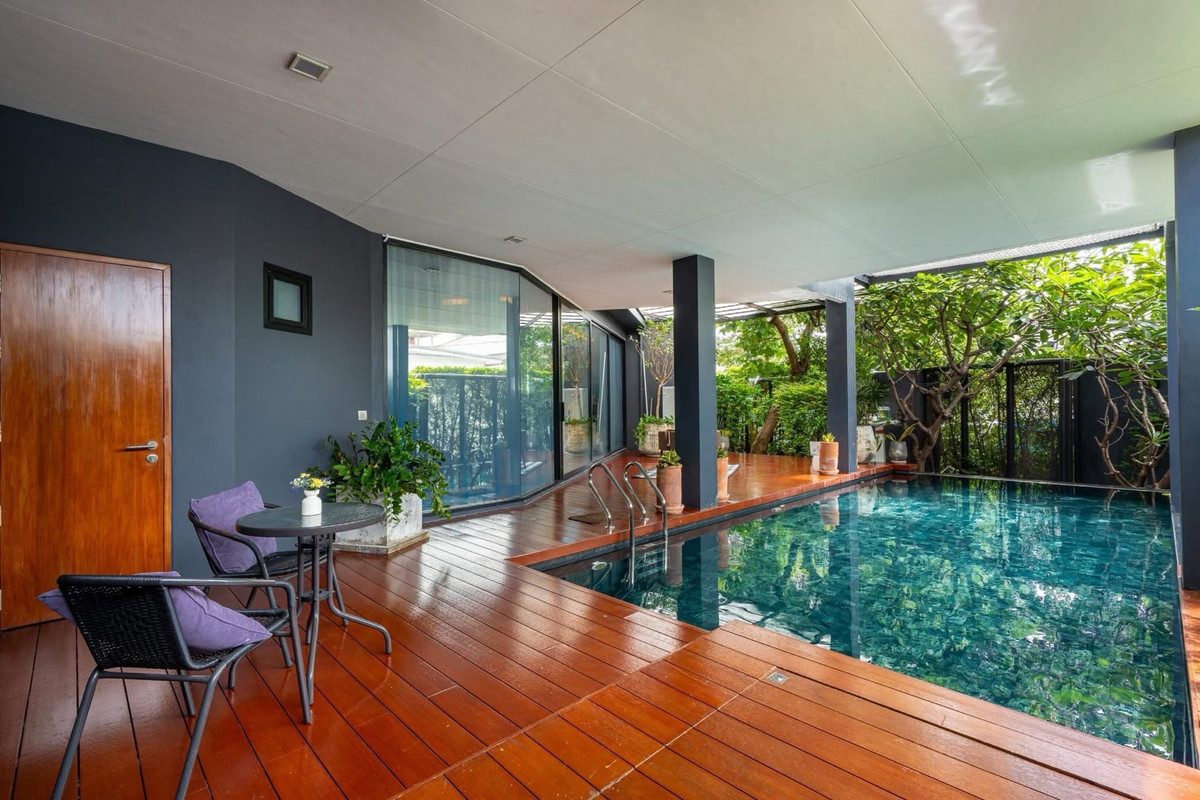 For SaleHouseSukhumvit, Asoke, Thonglor : 📢👇 Luxurious 3-story detached house with a private swimming pool, located in the heart of Bangkok yet in a peaceful and quiet area. Perfect for large families seeking privacy, with convenient access to multiple routes across the city.