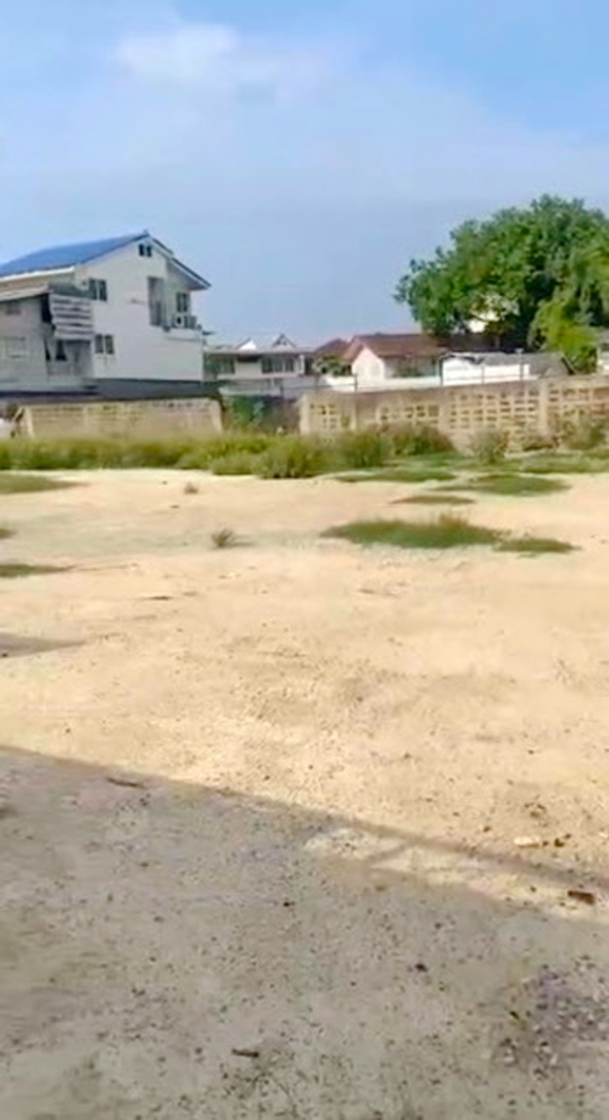 หลังเซ็นทรัล บางนา โลตัส อุดมสุข40-44 พร้อมล้อมรั้วบางนา-ตราด17-21 700ม. 350 ม. ให้เช่า ที่ดิน 265 ตร.วา 1060 ตรม. Loading...