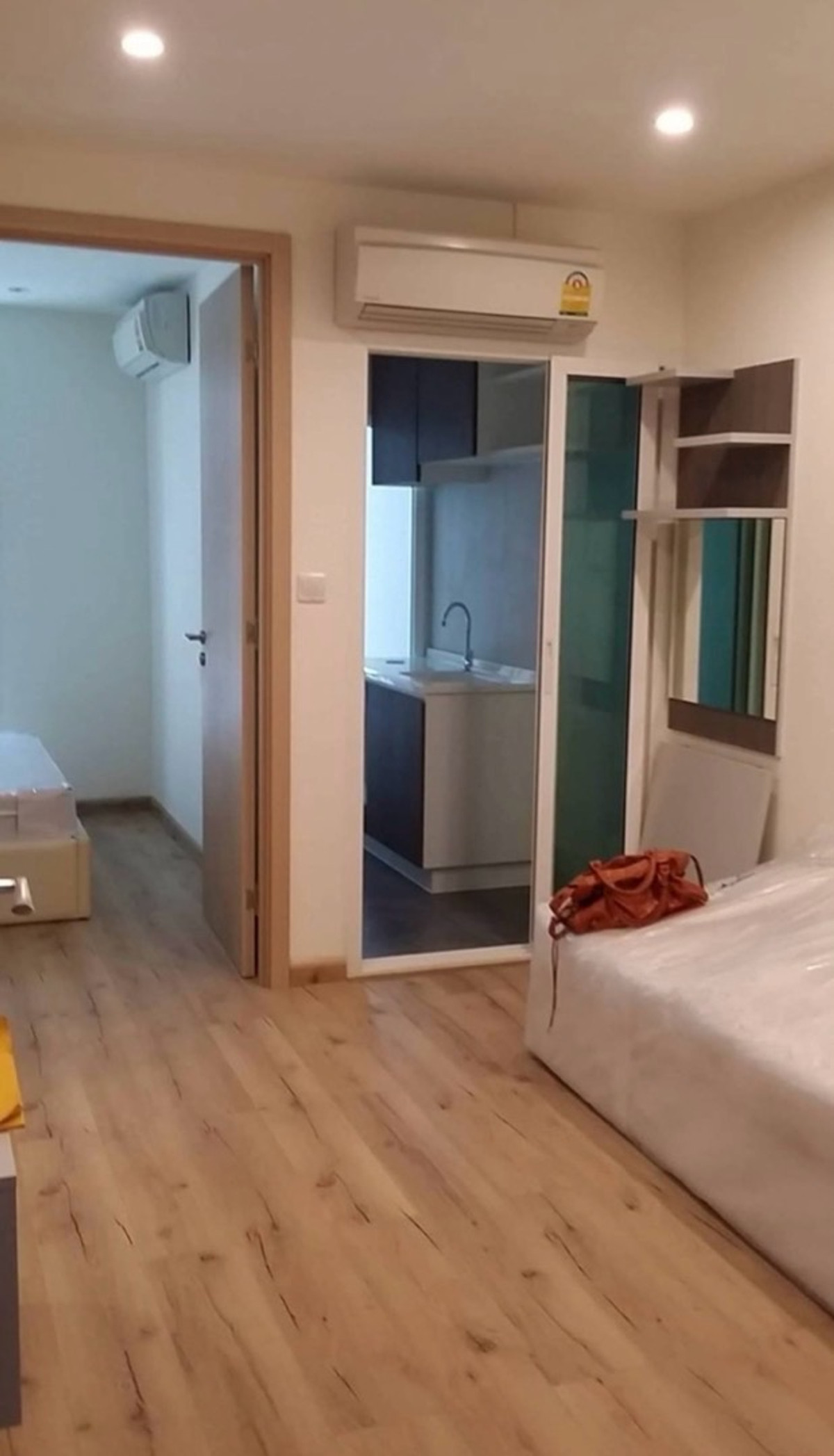 For SaleCondoRattanathibet, Sanambinna : Condo for sale: Budget Condo Tiwann, next to BTS Ministry of Public Health station. On the inside side the weather is not hot.