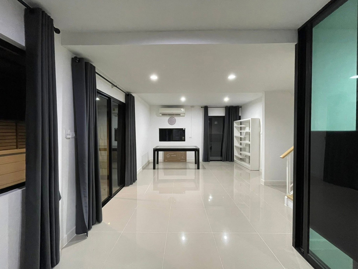🏡 ให้เช่าบ้านเดี่ยว 2 ชั้น หมู่บ้านอารียา โคโม่ (วงแหวน–รามอินทรา)มี 4 ห้องนอน 2 ห้องน้ำ 1 ห้องแม่บ้าน บ้านพร้อมอยู่ สภาพดีมาก มี สระว่ายน้ำ ฟิตเนส และ 7-Eleven หน้าหมู่บ้าน 🔥เพียง 20,000 บาท/เดือน Loading...