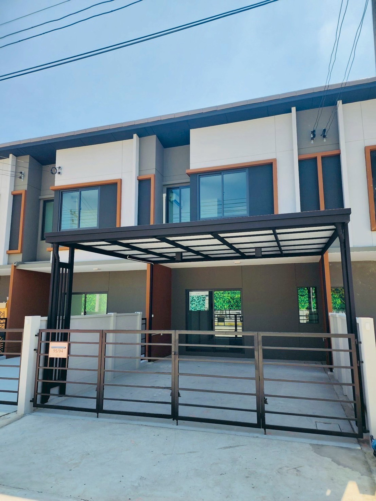 ให้เช่าทาวน์โฮมปทุมธานี รังสิต ธรรมศาสตร์ : 🏡 ให้เช่าทาวน์โฮมใหม่ โครงการ Pleno Town พหลโยธิน–วิภาวดี 📍 ติดถนนวิภาวดี เข้า–ออกได้ 2 ทาง (ถนนวิภาวดี และถนนรังสิต–นครนายก) 3 ห้องนอน 2 ห้องน้ำ 1 ห้องนั่งเล่น 1 ห้องครัว จอดรถ 2 คัน 💰 ค่าเช่าเพียง 18,500 บาท/เดือน (รวมค่าส่วนกลางแล้ว)