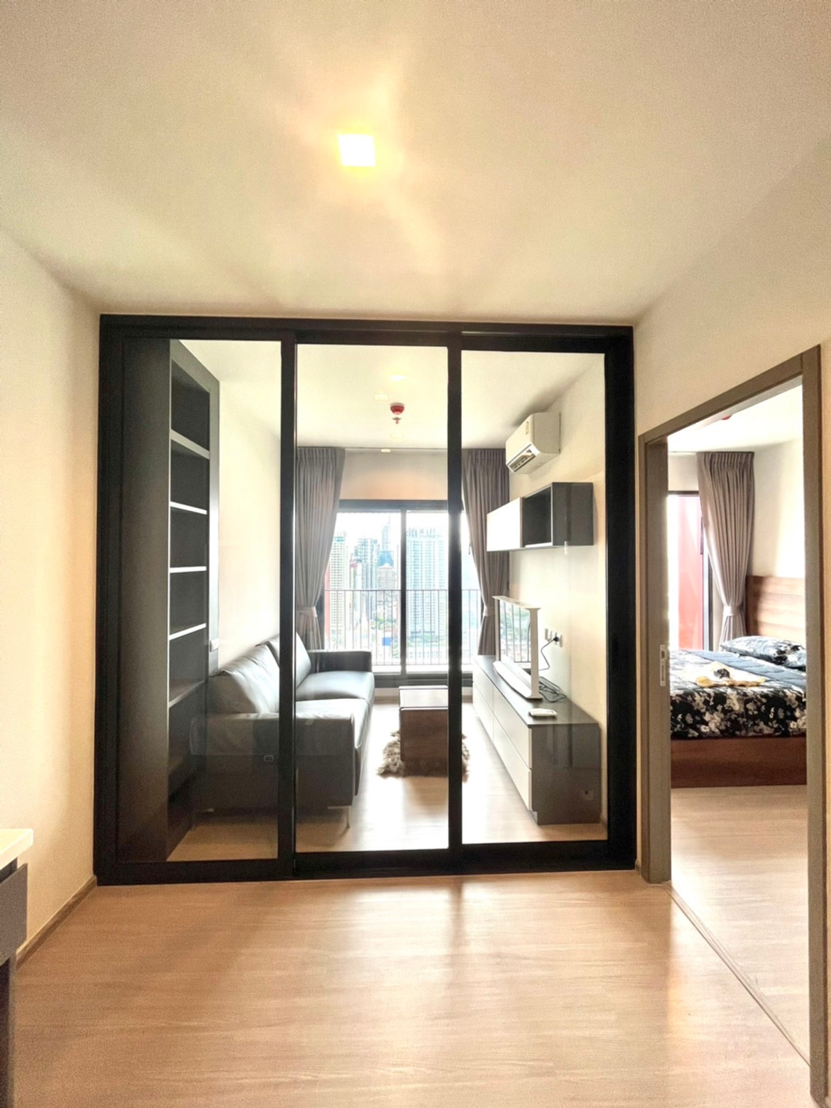 (for rent) Life Asoke Hype เพียง 300 เมตร จาก MRT พระราม 9 Loading...