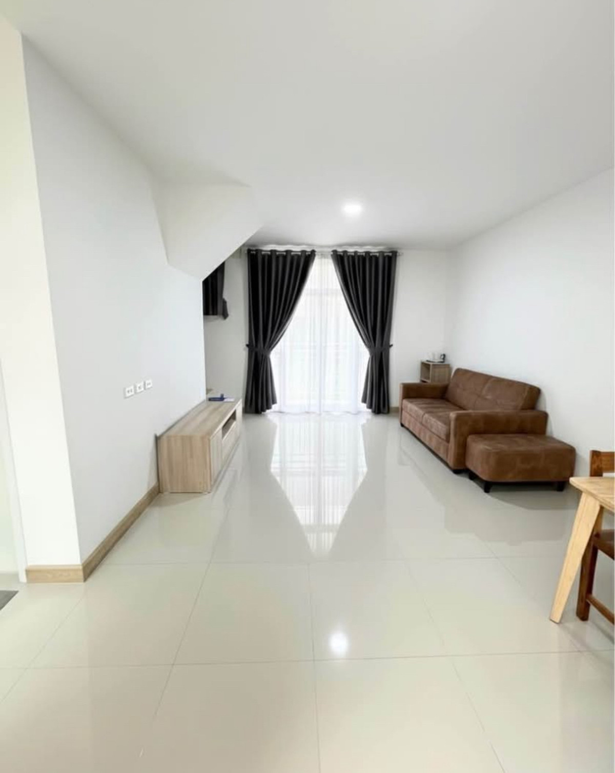 ให้เช่าทาวน์โฮมสมุทรปราการ สำโรง : ให้เช่าทาวน์โฮม หมู่บ้านคิวดิสทริค กัสโต้ ซอยกิ่งแก้ว 37/5 ติดสนามบินสุวรรณภูมิ ใกล้ ARL ลาดกระบัง 