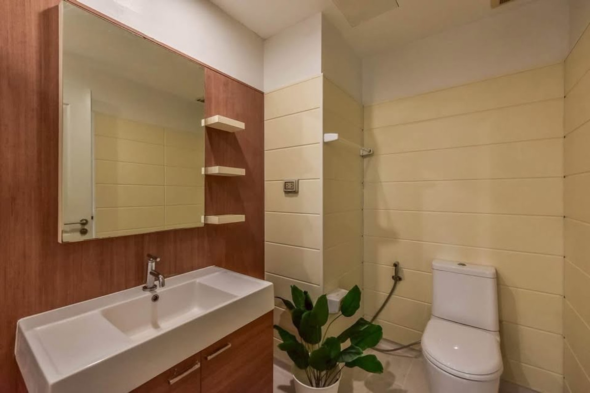 For RentCondoWongwianyai, Charoennakor : Long-term contract, negotiable - newly renovated room Q.House Sathorn 2beds 2baths, corner room, project next to BTS 0 meters.