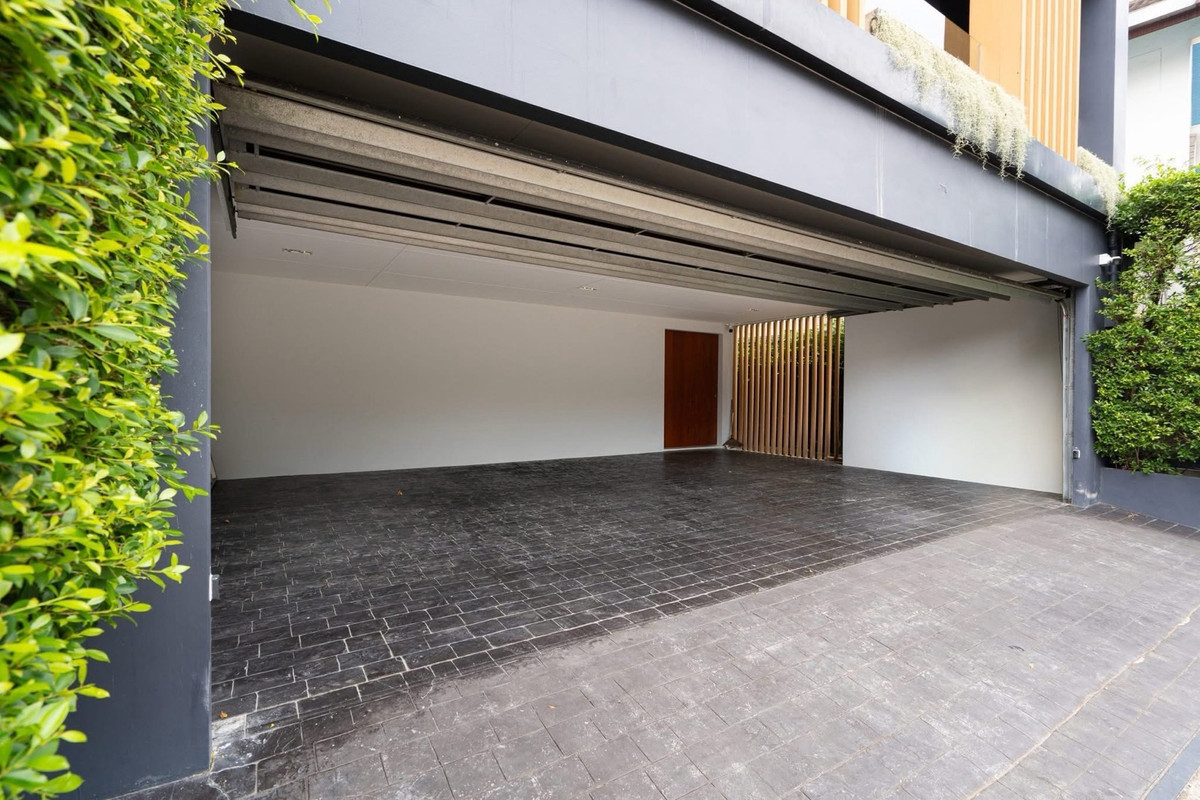 For SaleHouseSukhumvit, Asoke, Thonglor : 📢👇 Luxurious 3-story detached house with a private swimming pool, located in the heart of Bangkok yet in a peaceful and quiet area. Perfect for large families seeking privacy, with convenient access to multiple routes across the city.