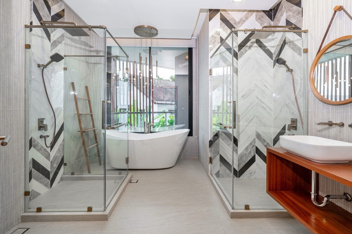 For SaleHouseSukhumvit, Asoke, Thonglor : 📢👇 Luxurious 3-story detached house with a private swimming pool, located in the heart of Bangkok yet in a peaceful and quiet area. Perfect for large families seeking privacy, with convenient access to multiple routes across the city.