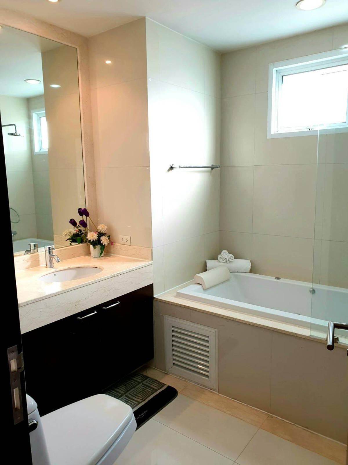 For rent, Piyathip Place, 2 bedrooms, 2 bathrooms, 160 sq m, 73,000 baht. Loading...