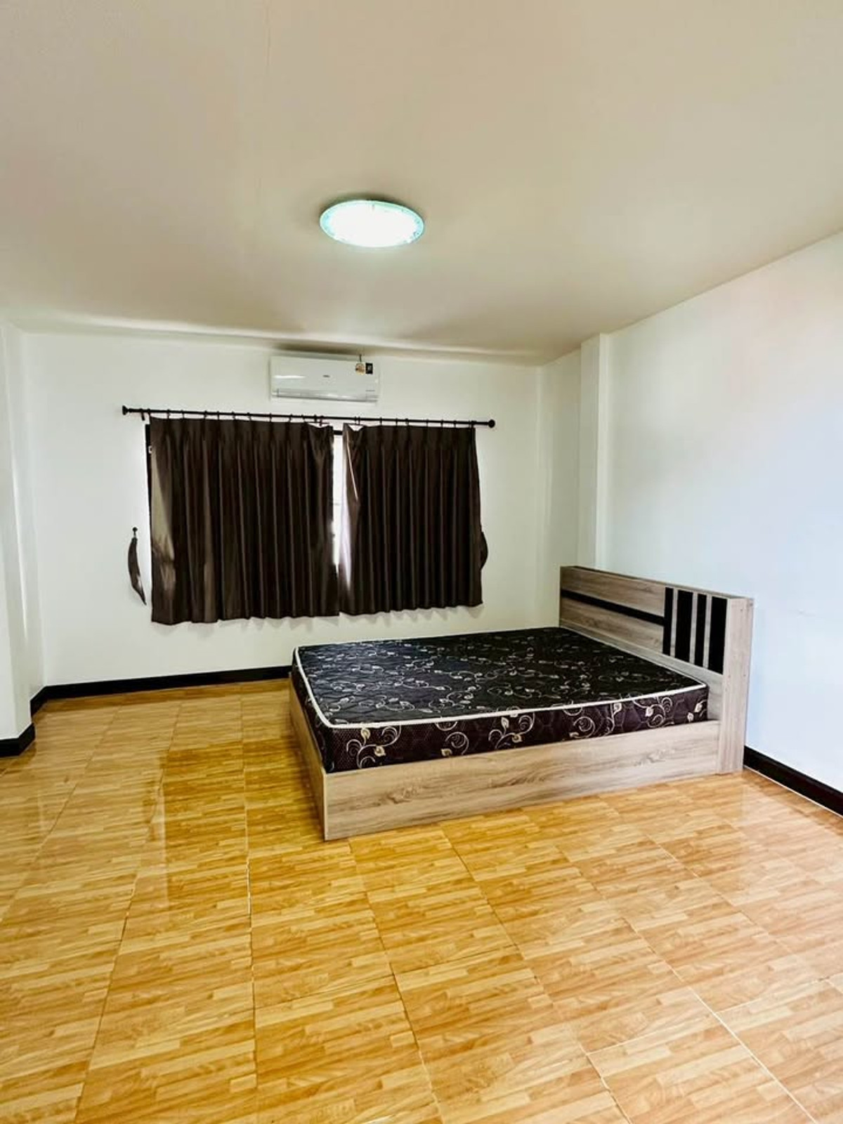 ทาวน์โฮมเสรีไทย-นิด้า : ขาย ให้เช่า ทาวโฮม สไตล์บ้านเดี่ยว 2ชั้นครึ่ง หลังมุม สวนสยาม เสรีไทย ใกล้มอเตอร์เวย์, แฟชั่นไอส์แลนด์