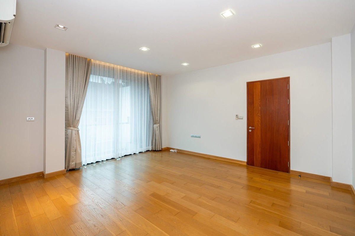 For SaleHouseSukhumvit, Asoke, Thonglor : 📢👇 Luxurious 3-story detached house with a private swimming pool, located in the heart of Bangkok yet in a peaceful and quiet area. Perfect for large families seeking privacy, with convenient access to multiple routes across the city.