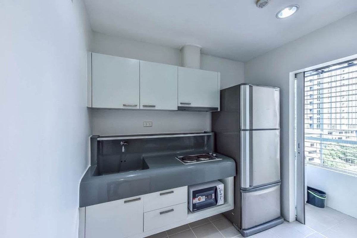 For RentCondoWongwianyai, Charoennakor : Long-term contract, negotiable - newly renovated room Q.House Sathorn 2beds 2baths, corner room, project next to BTS 0 meters.