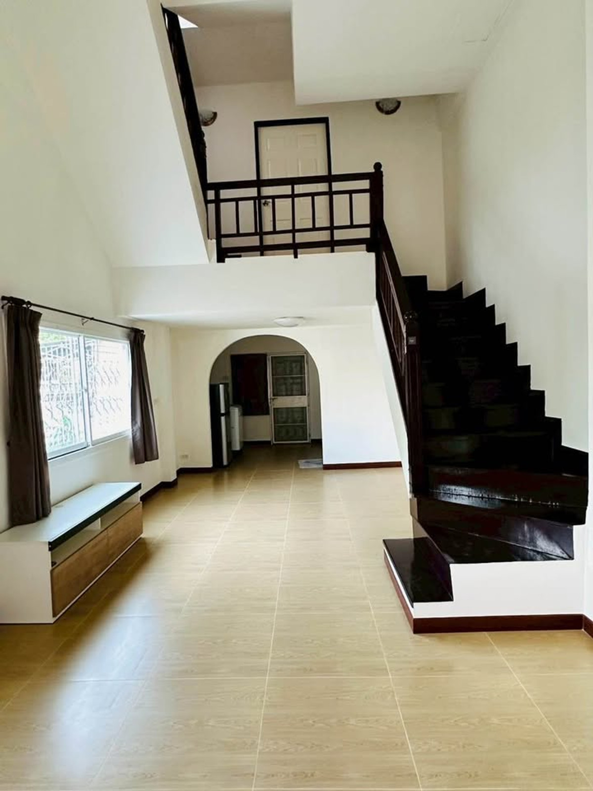 ทาวน์โฮมเสรีไทย-นิด้า : ขาย ให้เช่า ทาวโฮม สไตล์บ้านเดี่ยว 2ชั้นครึ่ง หลังมุม สวนสยาม เสรีไทย ใกล้มอเตอร์เวย์, แฟชั่นไอส์แลนด์