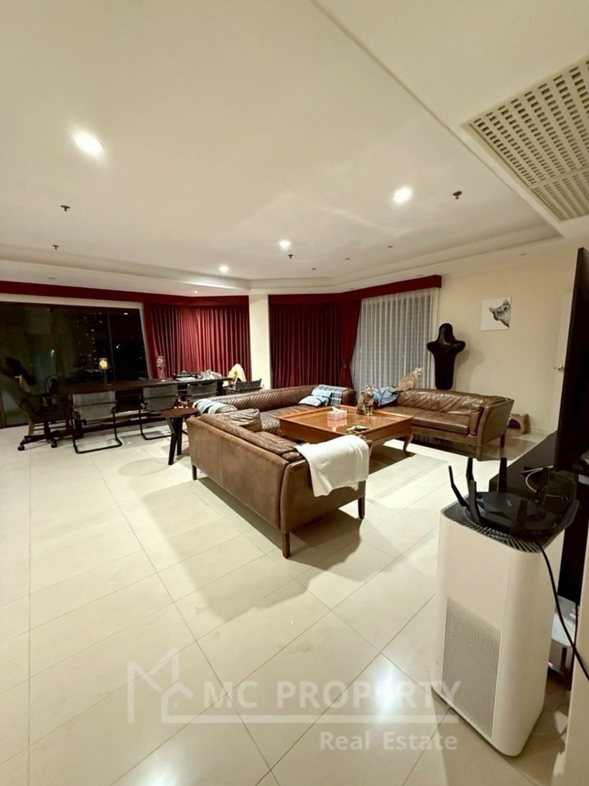 For SaleCondoKhlongtoei, Kluaynamthai : moon tower 3 bedroom 371sqm for sale 20fl++ only 31Mb please contact 0816878954