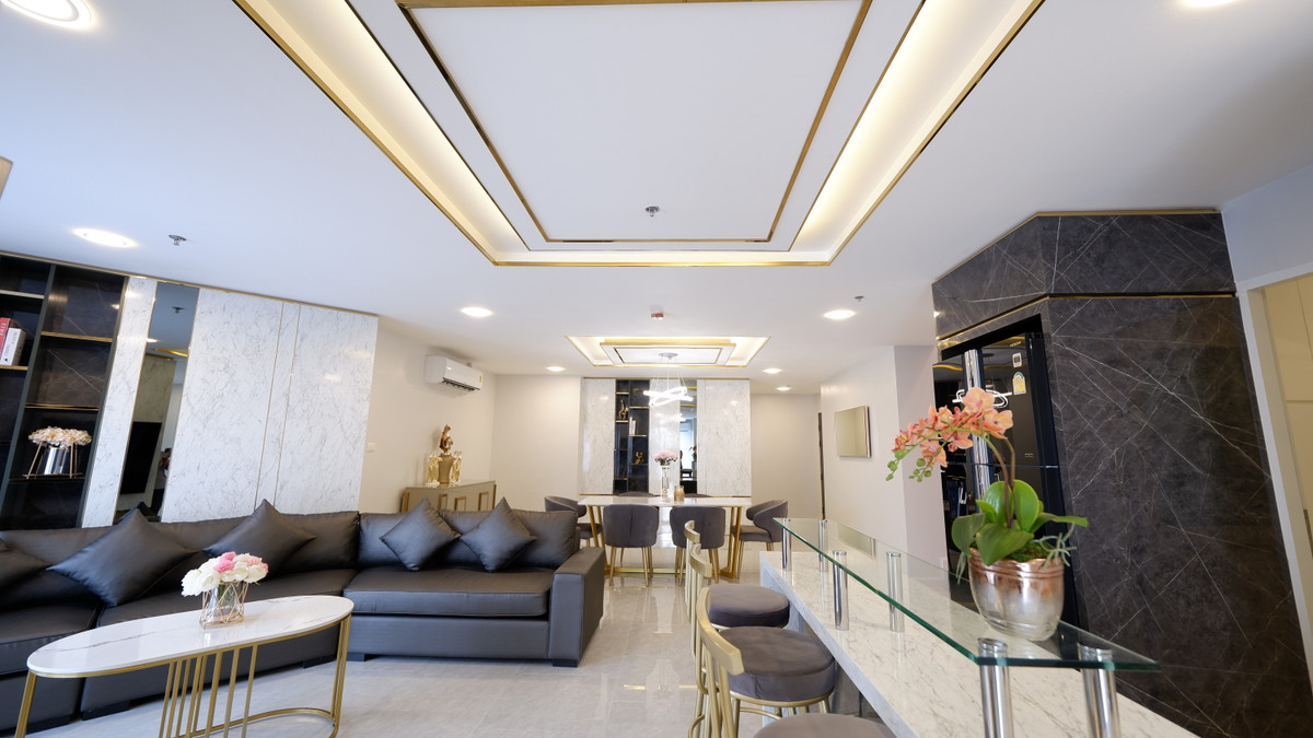 CondoRama9, Petchburi, RCA : (Owner Post) Rare! 4 BR 4 BA Duplex in very high floor, Good feng Shui with fresh air flowing well, Building B1 Size 193.49 Sq.m.