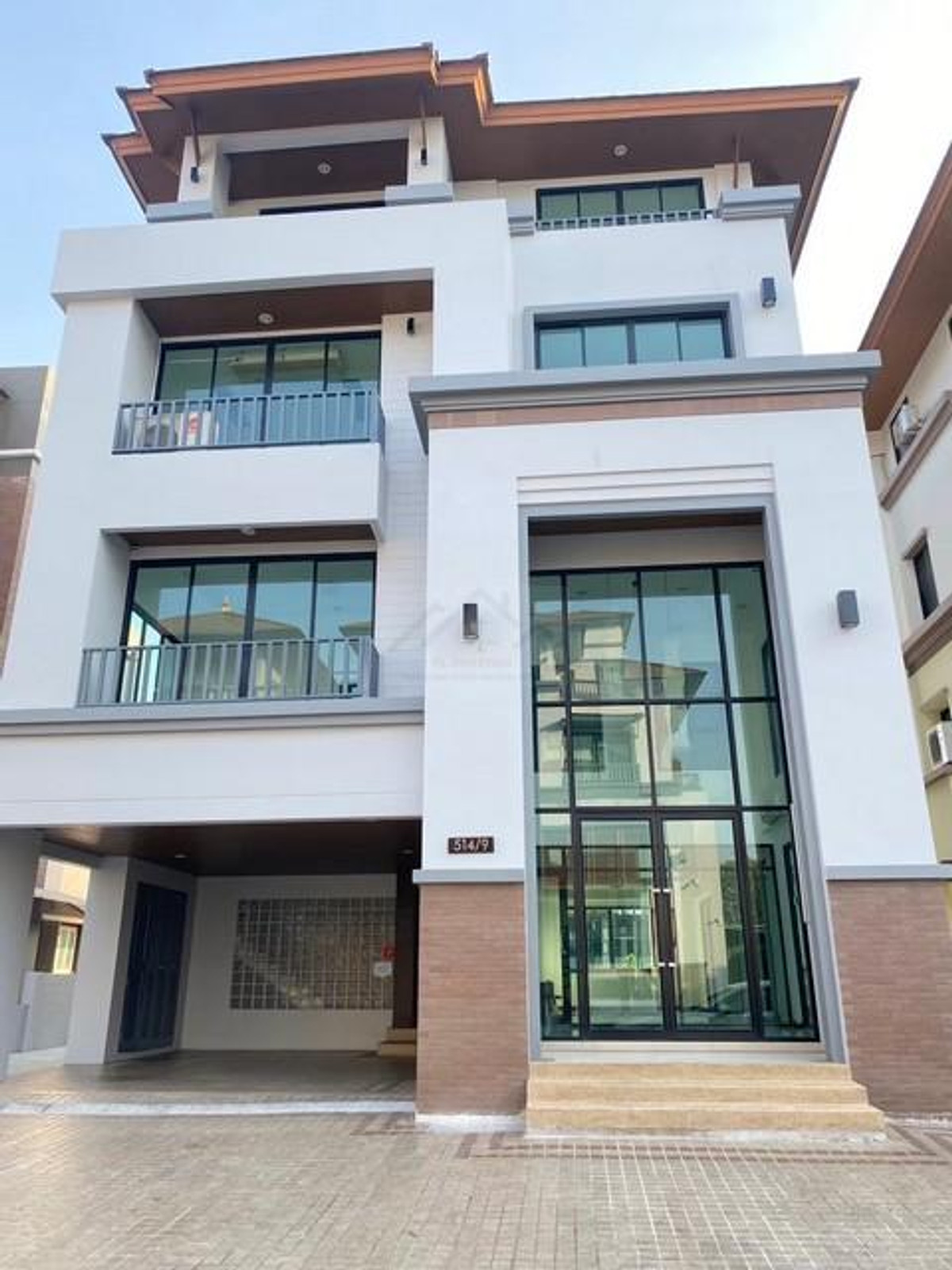 For RentHome OfficeRatchadapisek, Huaikwang, Suttisan : Home office for rent, 4 floors, 550 sq m., Mengjai Ratchada area, along the Regent Village Ratchada Expressway, Saha Pratunam Road.