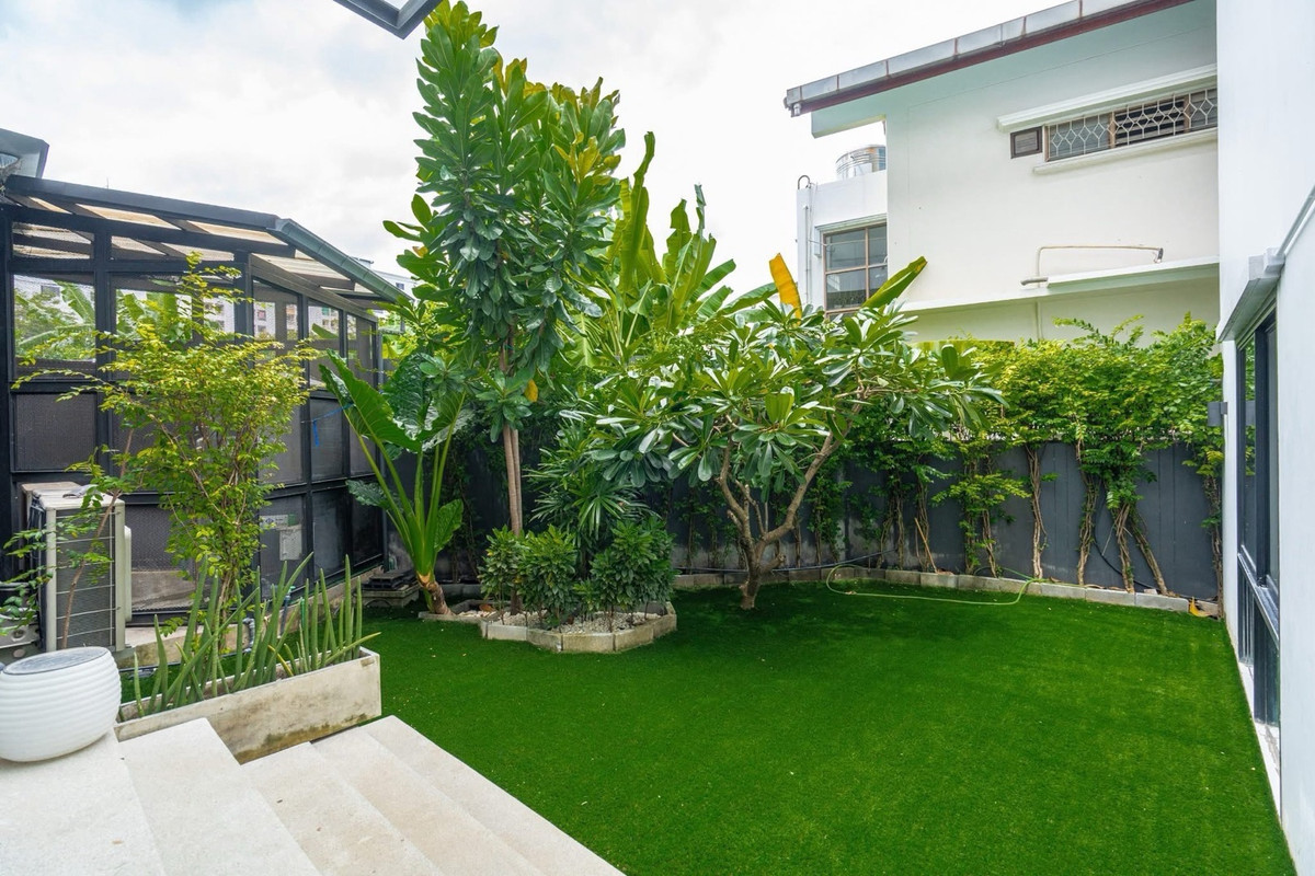 For SaleHouseSukhumvit, Asoke, Thonglor : 📢👇 Luxurious 3-story detached house with a private swimming pool, located in the heart of Bangkok yet in a peaceful and quiet area. Perfect for large families seeking privacy, with convenient access to multiple routes across the city.