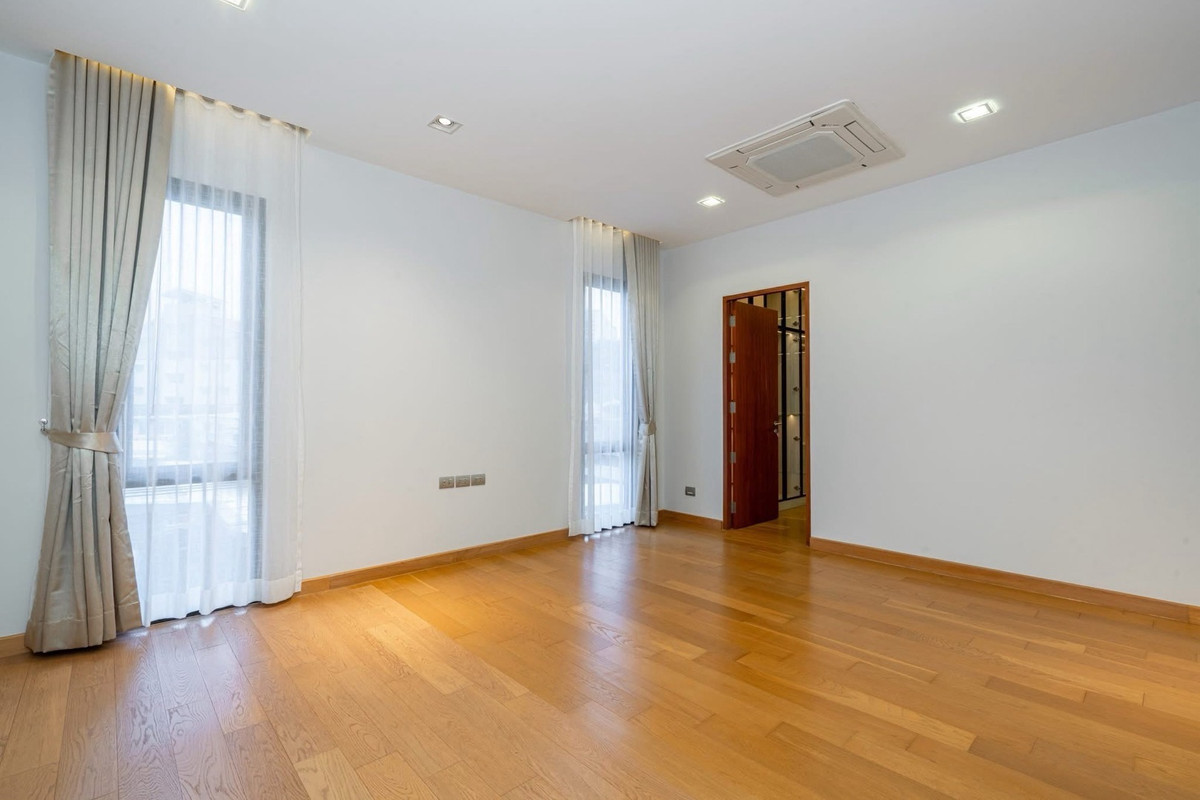 For SaleHouseSukhumvit, Asoke, Thonglor : 📢👇 Luxurious 3-story detached house with a private swimming pool, located in the heart of Bangkok yet in a peaceful and quiet area. Perfect for large families seeking privacy, with convenient access to multiple routes across the city.