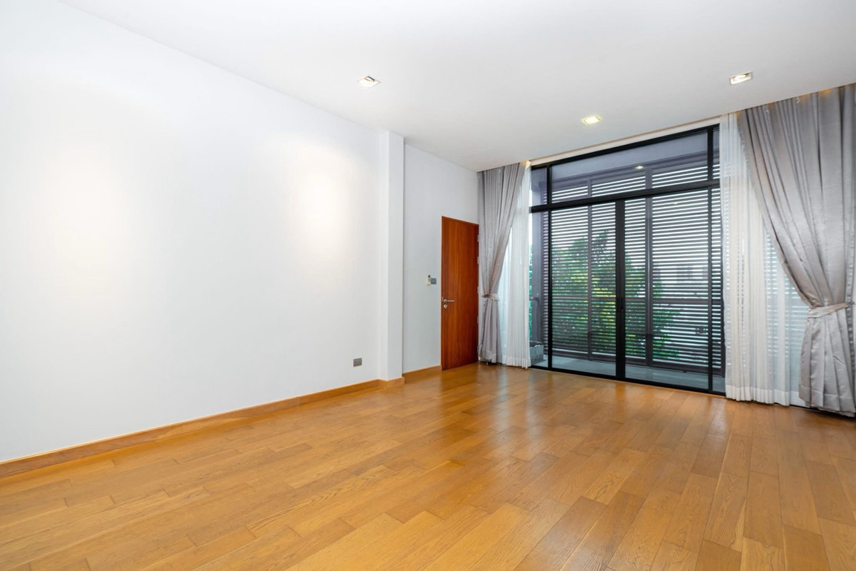 For SaleHouseSukhumvit, Asoke, Thonglor : 📢👇 Luxurious 3-story detached house with a private swimming pool, located in the heart of Bangkok yet in a peaceful and quiet area. Perfect for large families seeking privacy, with convenient access to multiple routes across the city.