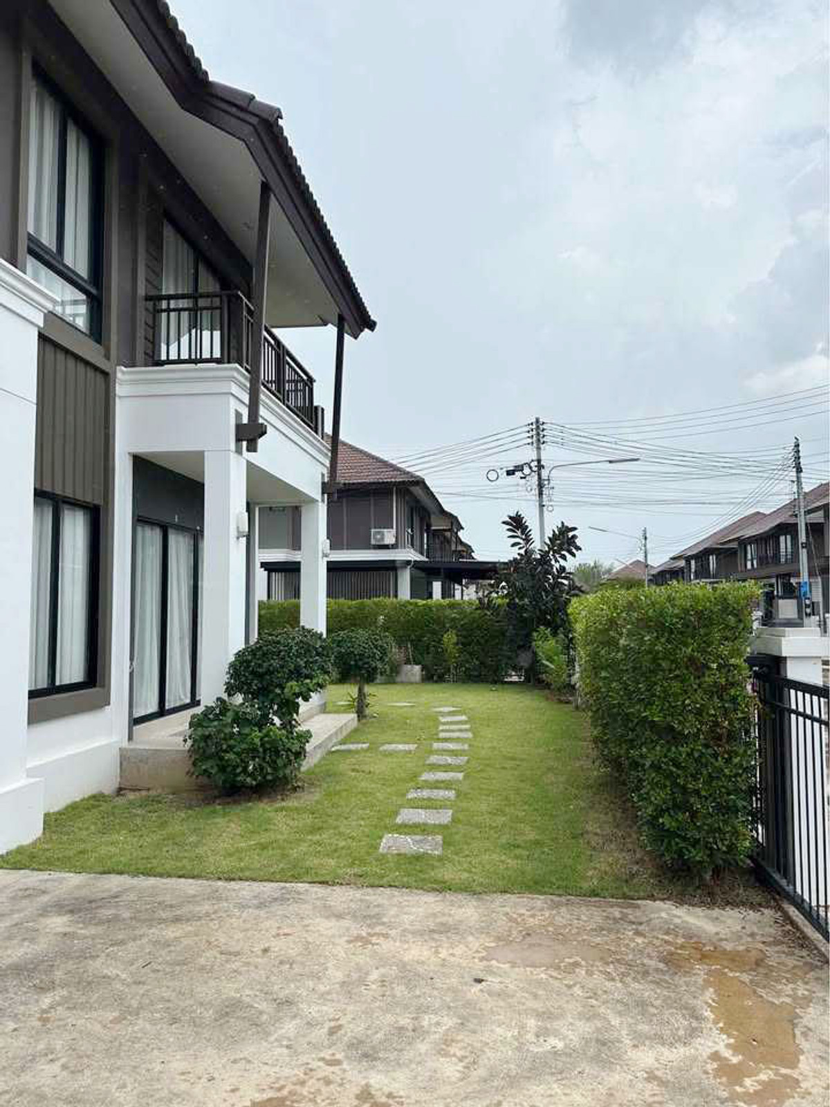 บ้านในโครงการ ให้เช่าเดือนละ 40,000 บาท ใกล้ 89 พลาซ่าเพียง 10 นาที No.15H786 Loading...
