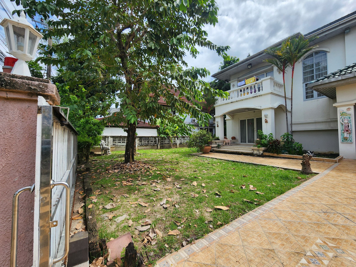 ขายบ้านเดี่ยวหลังใหญ่ 190 ตร.ว. ริมน้ำ ใน หมู่บ้านสัมมากร รามคำเเหง Loading...