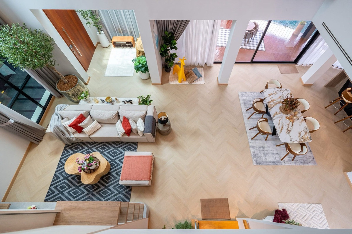 For SaleHouseSukhumvit, Asoke, Thonglor : 📢👇 Luxurious 3-story detached house with a private swimming pool, located in the heart of Bangkok yet in a peaceful and quiet area. Perfect for large families seeking privacy, with convenient access to multiple routes across the city.