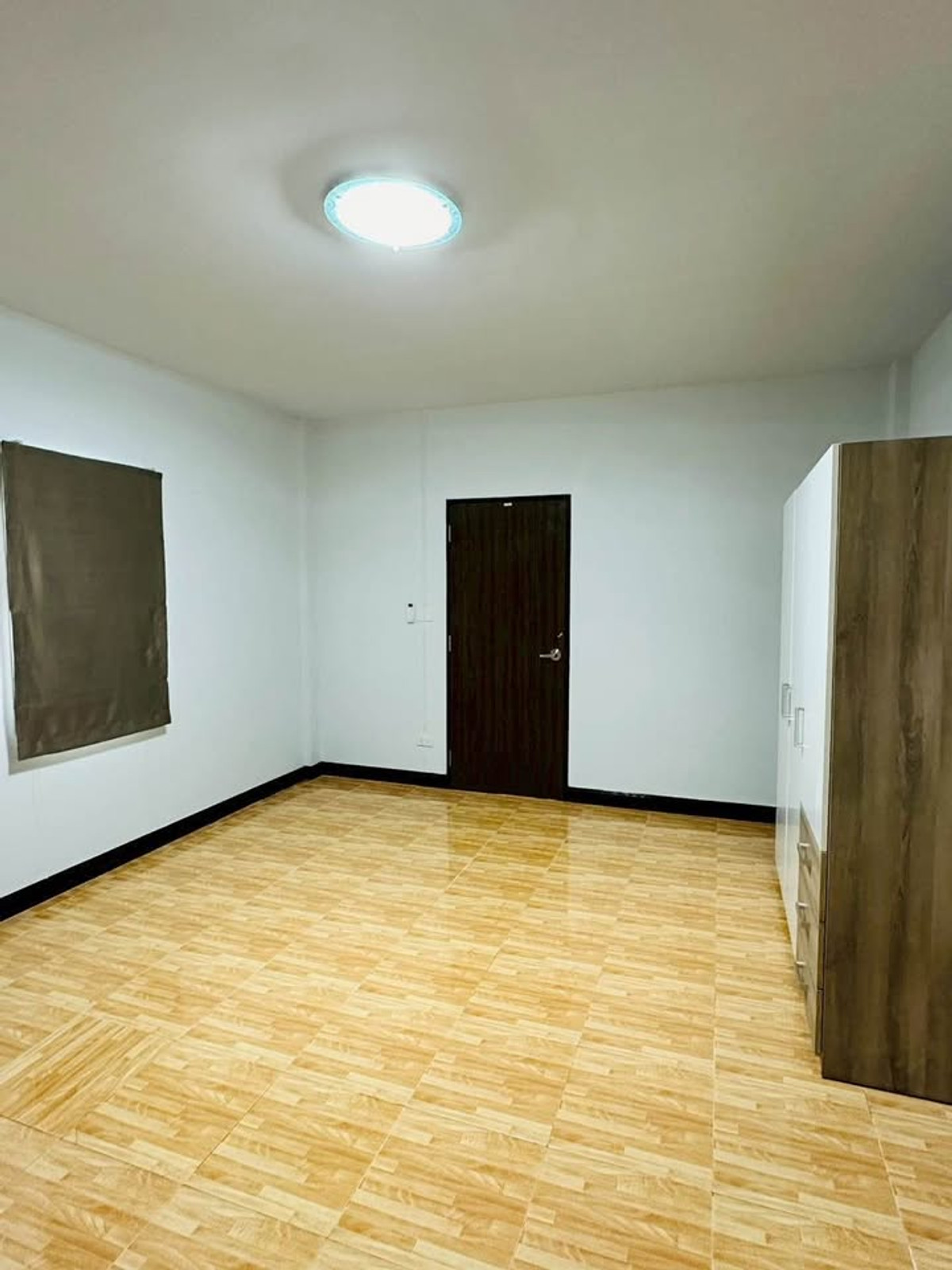 ทาวน์โฮมเสรีไทย-นิด้า : ขาย ให้เช่า ทาวโฮม สไตล์บ้านเดี่ยว 2ชั้นครึ่ง หลังมุม สวนสยาม เสรีไทย ใกล้มอเตอร์เวย์, แฟชั่นไอส์แลนด์