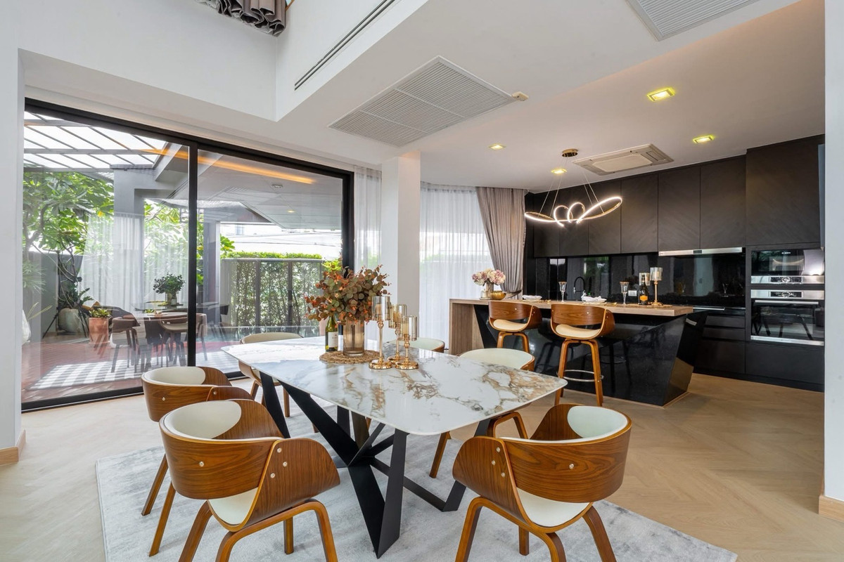 For SaleHouseSukhumvit, Asoke, Thonglor : 📢👇 Luxurious 3-story detached house with a private swimming pool, located in the heart of Bangkok yet in a peaceful and quiet area. Perfect for large families seeking privacy, with convenient access to multiple routes across the city.