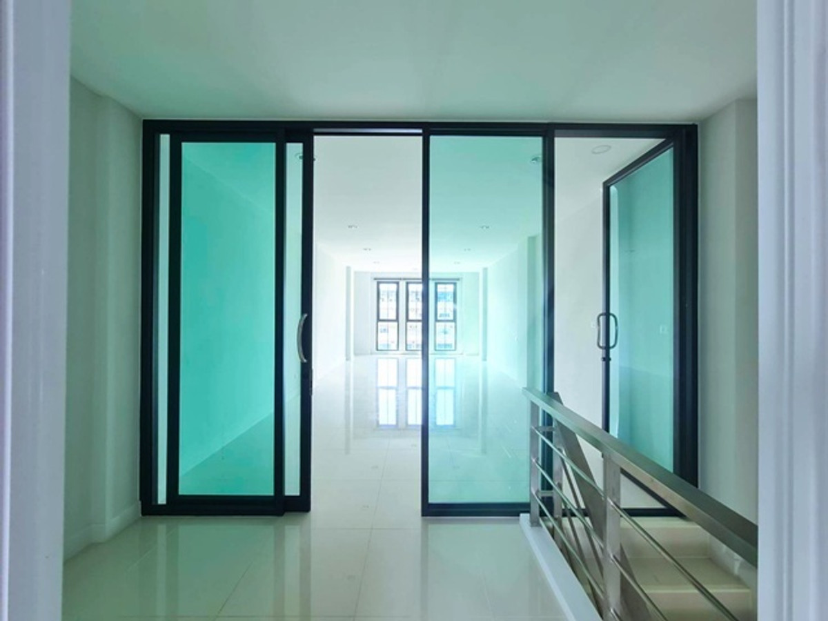 MRT ศรีนุช 1.32 กม. โชว์รูม คลีนิค ให้เช่าอาคารพาณิชย์ 4.5 ชั้นใหม่ 18 ตร.วา. 300 ตร.ม. 3 นอน 4 น้ำ ธัญญะ ช็อปปิ้ง พาร์ค 1.6 กม. Loading...