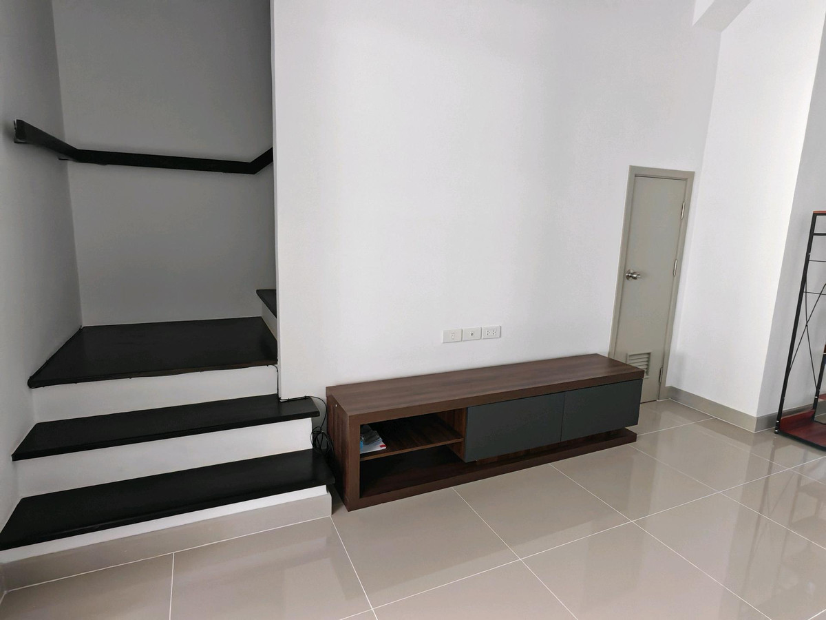 ทาวน์โฮม 3 ชั้น พร้อมเฟอร์นิเจอร์ ตกแต่งสวยงาม ให้เช่า ย่านรามอินทรา-บางเขน ใกล้แม็คโคร เทพรักษ์ เพียง 300 เมตร Loading...