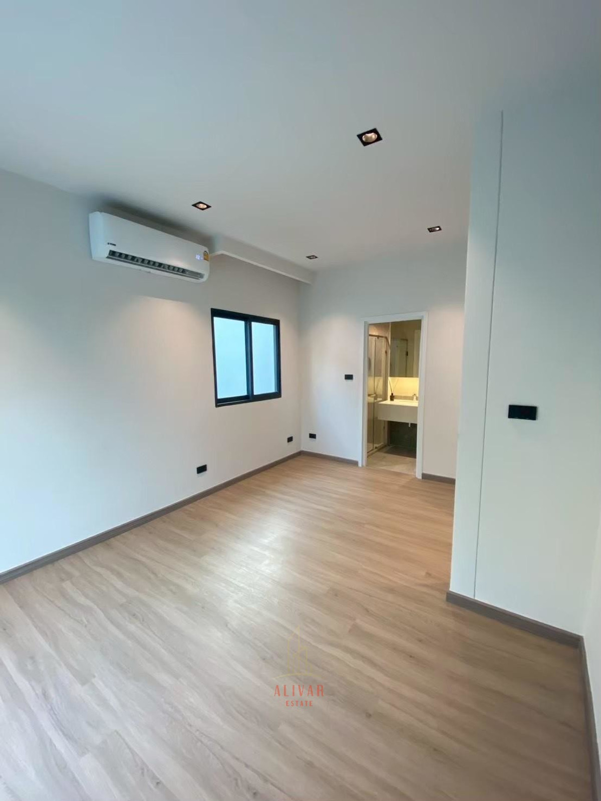 บ้านพระราม 9 เพชรบุรีตัดใหม่ RCA : RH101425 ขาย/ให้เช่า ทาวน์โฮม 4ชั้น พร้อมลิฟต์ at 89 Residence Ratchada-Rama 9 ใกล้ MRT ศูนย์วัฒธรรม