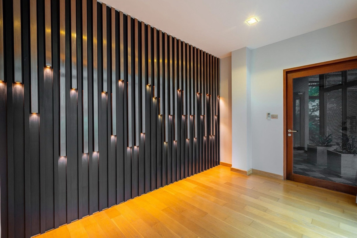 For SaleHouseSukhumvit, Asoke, Thonglor : 📢👇 Luxurious 3-story detached house with a private swimming pool, located in the heart of Bangkok yet in a peaceful and quiet area. Perfect for large families seeking privacy, with convenient access to multiple routes across the city.