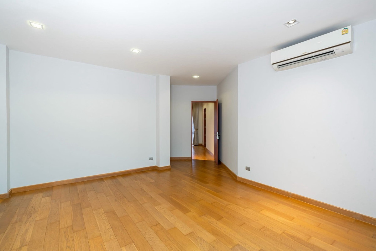 For SaleHouseSukhumvit, Asoke, Thonglor : 📢👇 Luxurious 3-story detached house with a private swimming pool, located in the heart of Bangkok yet in a peaceful and quiet area. Perfect for large families seeking privacy, with convenient access to multiple routes across the city.