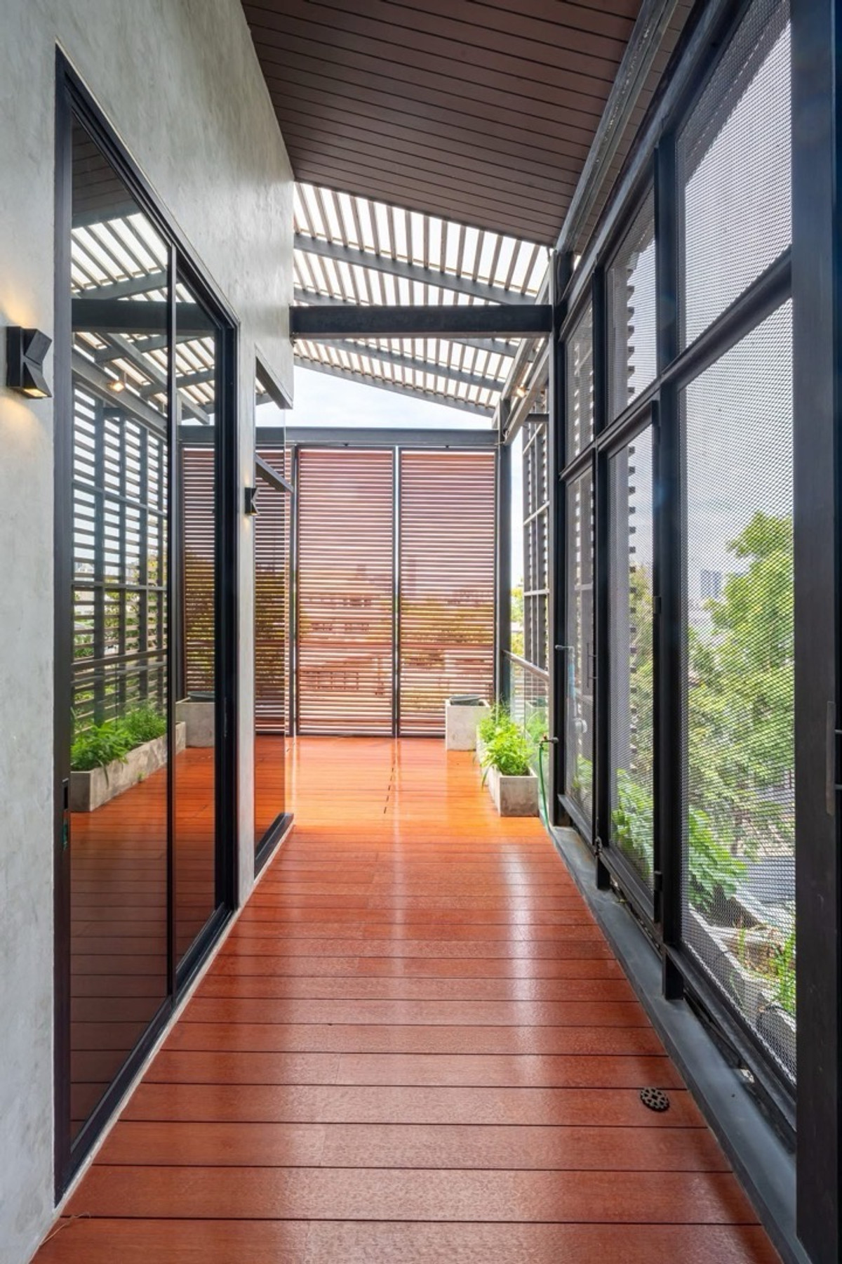 For SaleHouseSukhumvit, Asoke, Thonglor : 📢👇 Luxurious 3-story detached house with a private swimming pool, located in the heart of Bangkok yet in a peaceful and quiet area. Perfect for large families seeking privacy, with convenient access to multiple routes across the city.