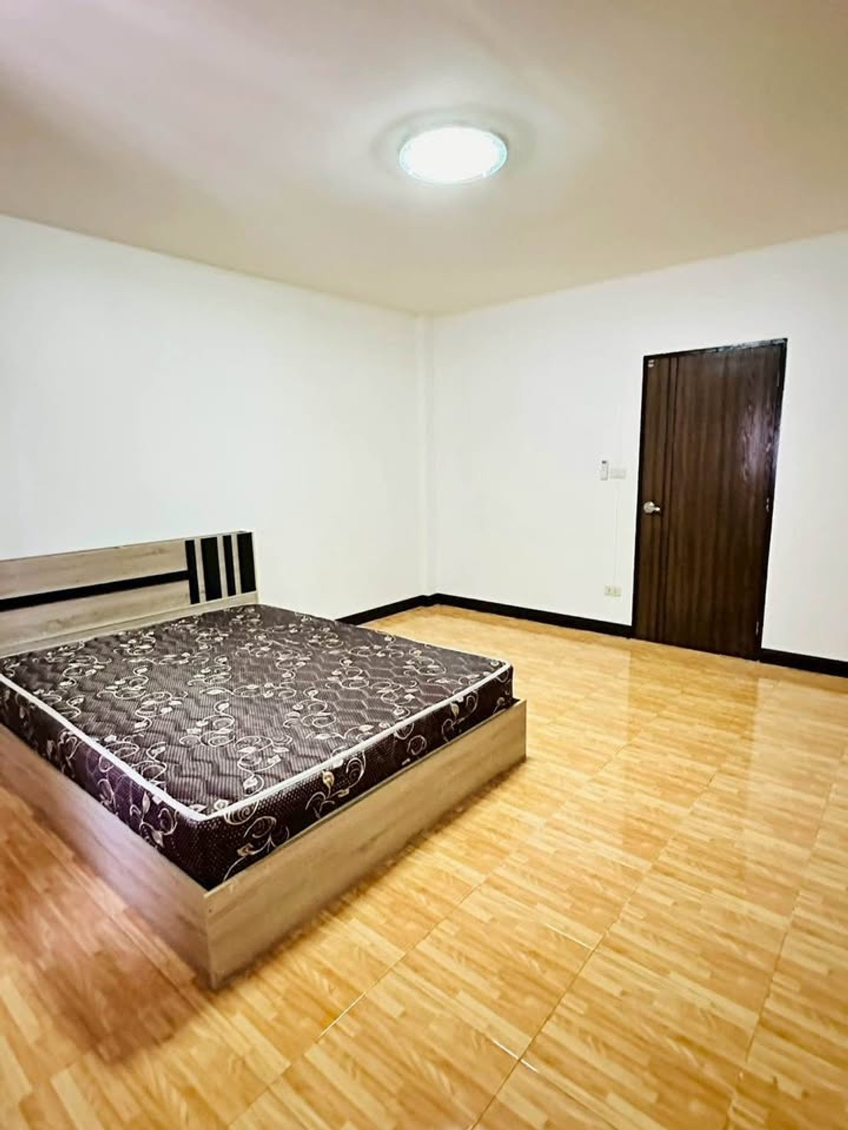 ทาวน์โฮมเสรีไทย-นิด้า : ขาย ให้เช่า ทาวโฮม สไตล์บ้านเดี่ยว 2ชั้นครึ่ง หลังมุม สวนสยาม เสรีไทย ใกล้มอเตอร์เวย์, แฟชั่นไอส์แลนด์